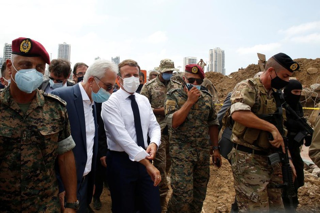 Tổng thống Pháp Emmanuel Macron đến thăm hiện trường vụ nổ kinh hoàng tại thủ đô Beirut. Ảnh: Reuters.