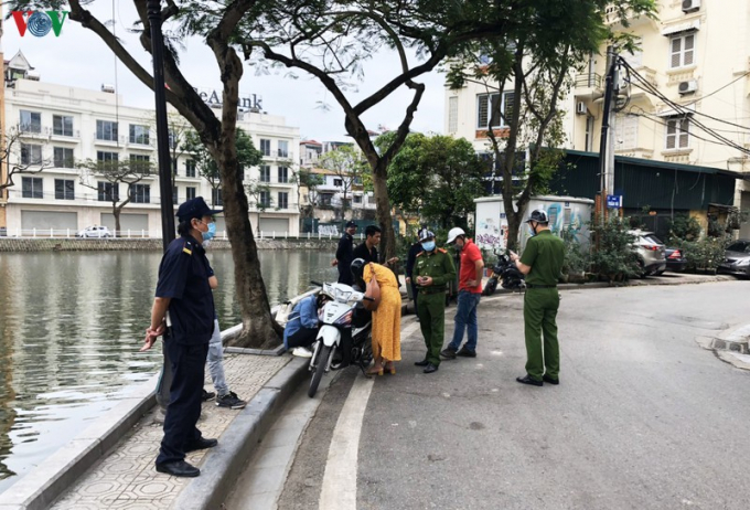  Tuy nhiên, lực lượng chức năng đã xử lý 4 người dân nhiều lần không chấp hành nhắc nhở đeo khẩu trang. Công an quận Hoàn Kiếm đã xử phạt hành chính với mức phạt là 200.000 đồng, theo quy định tại Điểm a, Khoản 1, Điều 11 Nghị định 176/2013/NĐ-CP của Chính phủ. Trước đó, ngày 27/3, Công an phường Hàng Trống đã lập hồ sơ xử phạt 200.000 đồng đối với chị Đ.T.T. (sống tại phố Phủ Doãn, phường Hàng Trống) khi không đeo khẩu trang ở nơi công cộng.