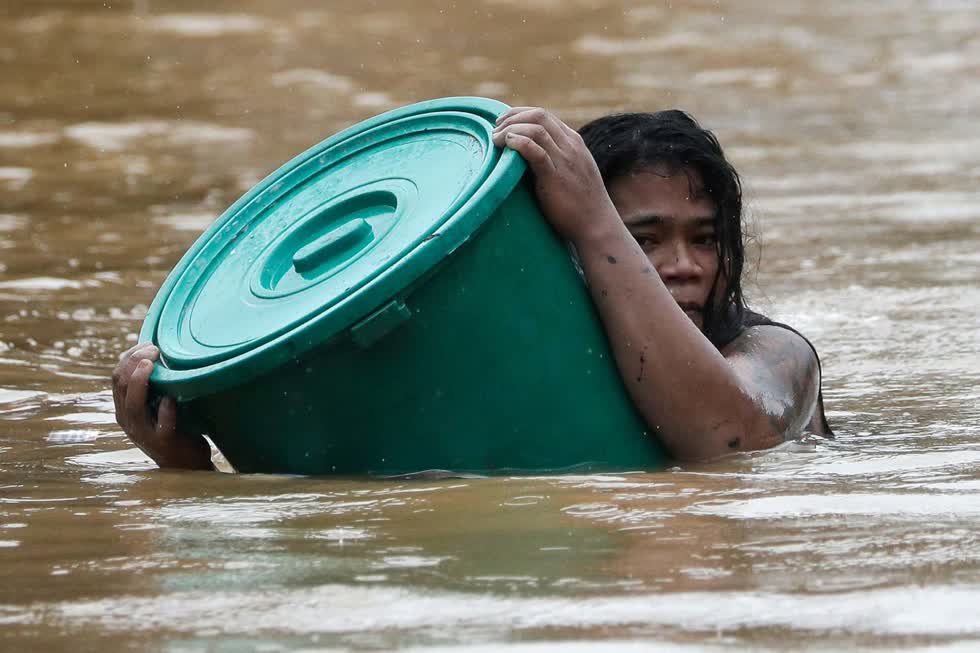 Một người dùng thùng nhựa để nổi ở Marikina. Ảnh: AP