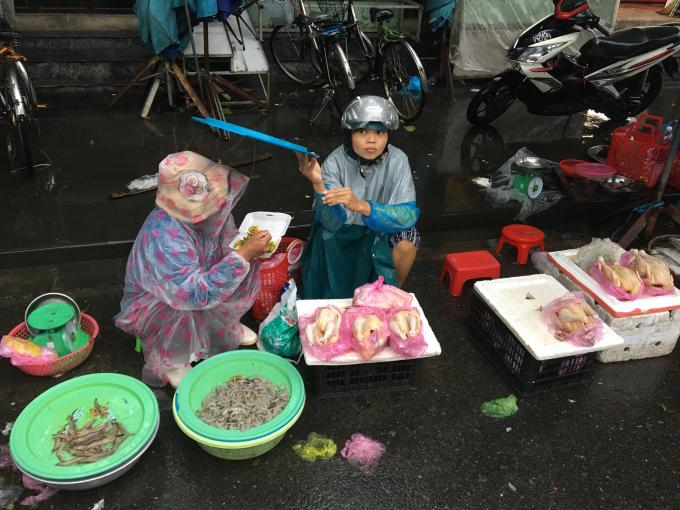   Ngày 8/10, cơn mưa đợt đầu vừa ngớt. Chợ Hội An vẫn người bán người mua đông đúc như thường lệ, ở một vài góc trong phố cồ, quán xá, cửa hàng đã lác đác ngó nghiêng.  