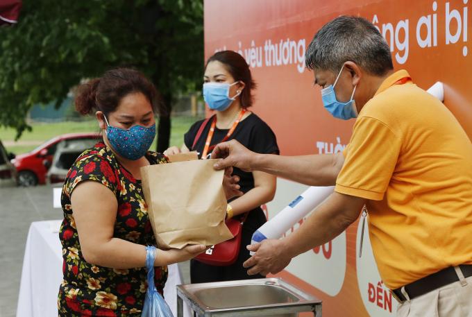 Ông Nguyễn Mạnh Hùng, đại diện đơn vị tài trợ cây ATM gạo cũng có mặt hỗ trợ người nhận gạo