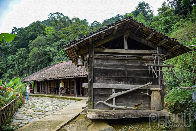 Ngoài nếp nhà chính để sinh hoạt, mỗi gia đình đều có một kho chứa thóc làm bằng gỗ nằm tách biệt với nhà chính và các đồ dùng sinh hoạt xưa cũ.