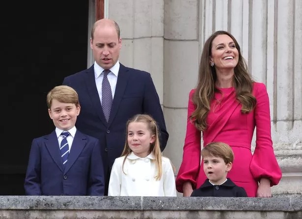 Lý do quan trọng khiến George phải tách biệt với William và Kate trong mỗi dịp gia đình đi cùng nhau, quy tắc an toàn bắt buộc tuân thủ