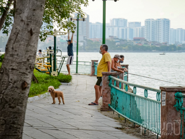 Hồ Tây xuất hiện nhiều người dân thể dục, câu cá, đi dạo.