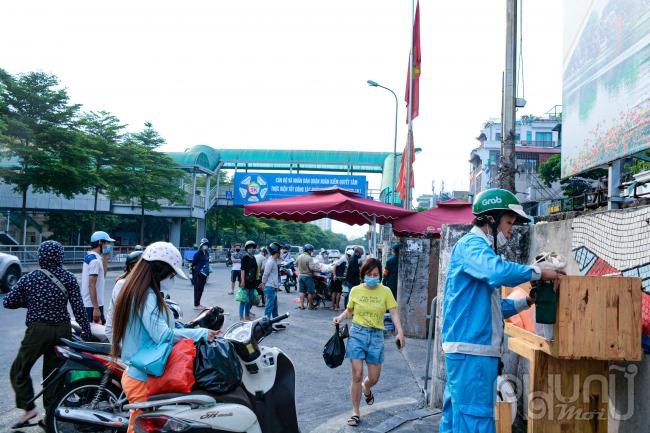 Rất nhiều người dân tranh thủ tiếp tế lương thực cho người thân đang sinh sống phía trong khu vực cách ly phường Chương Dương.