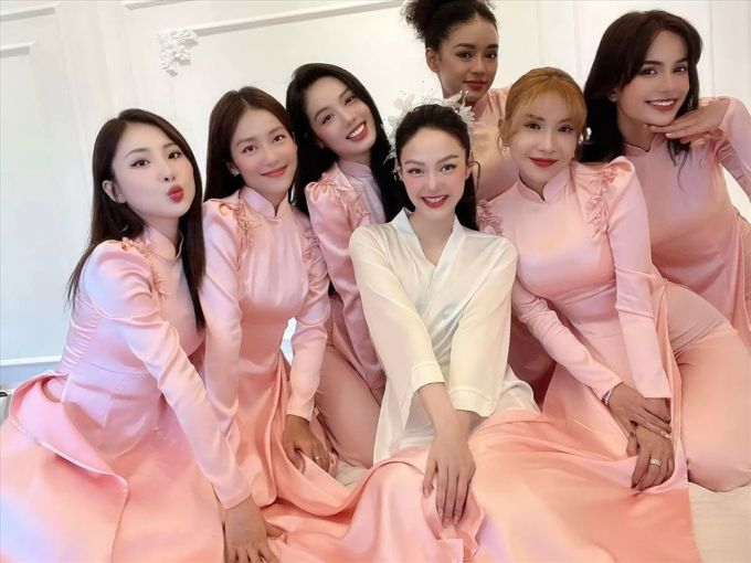   Khả Như, Khả Ngân, Emma Lê, Annie Thu Thủy (nhóm LipB), Như Mỹ và Trâm Anh (2 học trò của Minh Hằng trong chương trình 