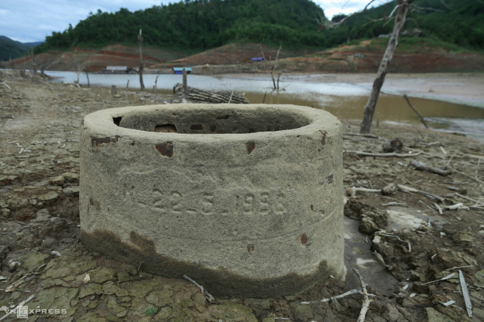 Một giếng nước ghép bằng đá, gạch của người dân khắc thời gian xây dựng năm 1996.