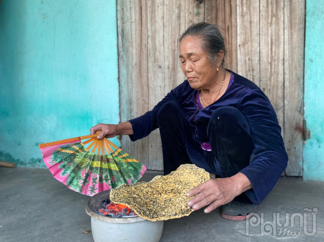 Sau khi khô, bánh được nướng dưới than hồng phải đều tay, nhẹ gió 