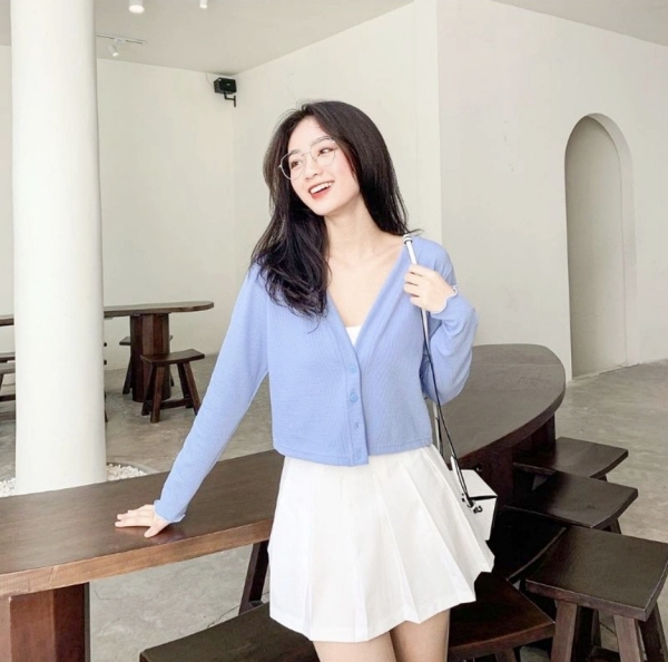 Chẳng cần ăn diện cầu kỳ, chỉ cần diện 1 chiếc cardigan mỏng mix cùng áo thun + chân váy là bạn đã có set đồ ưng mắt. Để hack dáng cao ráo và trông trẻ trung hơn thì bạn nên chọn mẫu áo chân váy dáng ngắn, trên đầu gối. Một chiếc cardigan màu nổi sẽ giúp style của bạn trông thu hút và tươi trẻ hơn rất nhiều