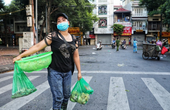 Một tiểu thương chia sẻ chúng em khó khăn quá, mong các anh thông cảm. Thế nhưng, nếu không kiên quyết xử lý những vi phạm như thế này trong lúc dịch bệnh thì bao công sức phòng, chống dịch sẽ đổ bể. (Ảnh: Thành Đạt/TTXVN)