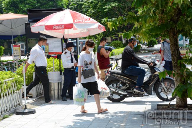 Người dân Hà Nội đổ xô đi mua lương thực trong ngày đầu tiên thực hiện giãn cách xã hội 