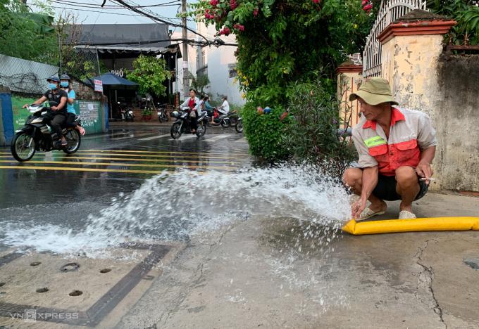 Người dân  sử dụng chung máy bơm để hút nước ra ngoài.