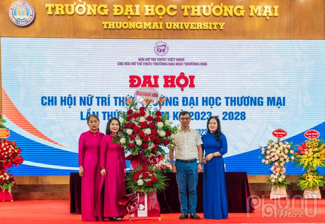 Công đoàn trường  trường Đại học Thương mại tặng hoa chi hội Nữ trí thức trường Đại học Thương mại