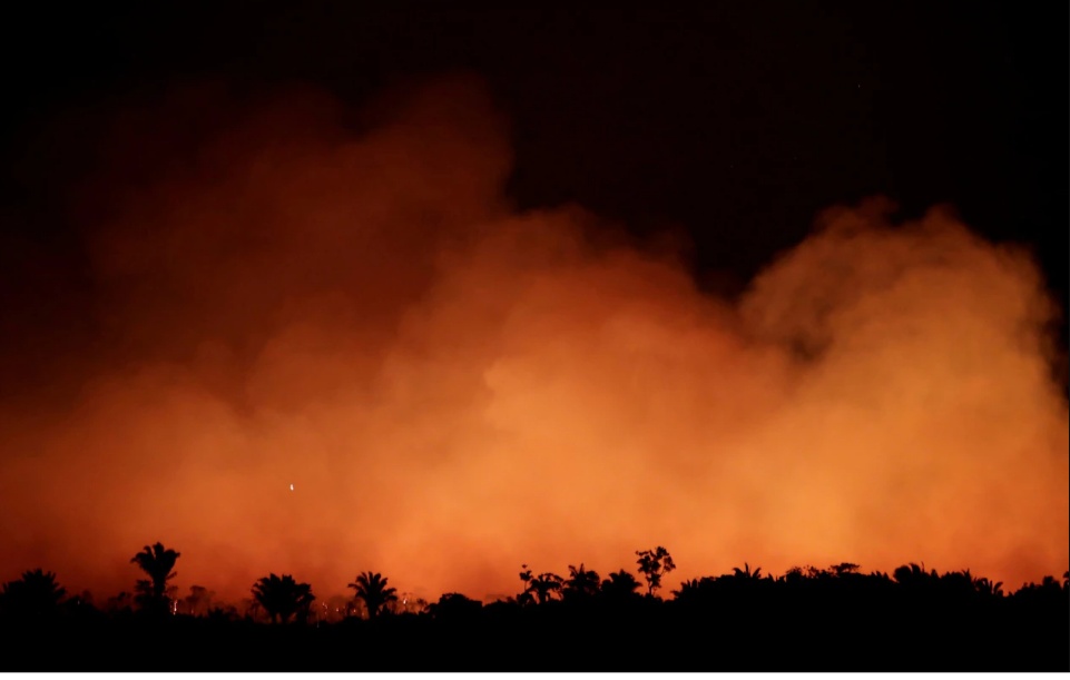   Khói bay từ đám cháy ở khu vực rừng nhiệt đới Amazon gần Humaita, Brazil, ngày 17/8.  Ảnh: Reuters.  