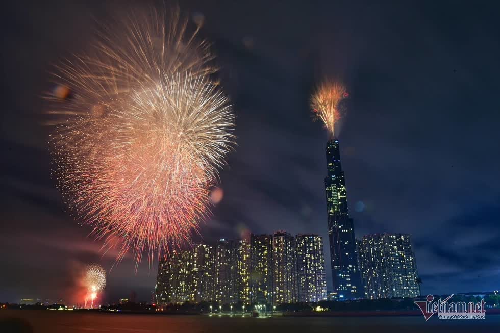 Pháo hoa được bắn tại khu vực tòa nhà Landmark 81 (quận Bình Thạnh). Ảnh: VietNamNet