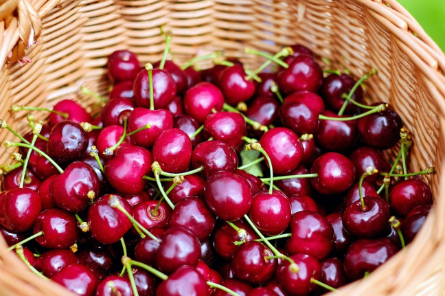 Cherry nhập khẩu chuẩn sẽ có mầu đỏ đậm, cuống xanh.