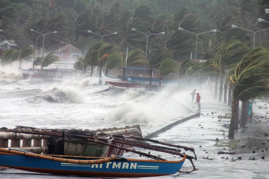 Bão Molave tạo ra sức gió lên đến 180km/h.                Một gia đình đang trú bão trong một căn chòi.        