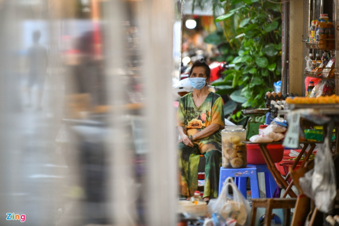           Tuy vậy, nhiều người cho rằng vẫn chợ vẫn hoạt động khá trầm lắng, trong 2 ngày qua số lượng khách tới giao dịch chưa nhiều. “Tôi nghĩ một phần vì giãn cách, hơn nữa phiếu đi chợ chỉ có hiệu lực với dân cư phường Hàng Bạc, lại chia thành những ngày đi chợ chẵn lẻ nên việc mua bán gặp khó”, một tiểu thương chia sẻ.          