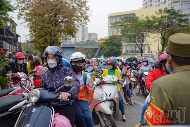 Phụ huynh đưa con đi học ùn ứ khá lâu ở khu vực cổng trường học tại đường Nguyễn Khánh Toàn.