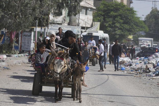 Người dân ở Dải Gaza di tản. Ảnh