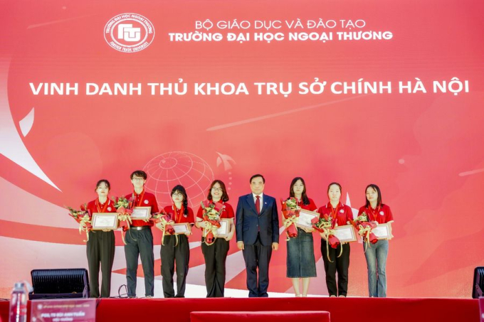 Những thủ khoa trụ sở chính Hà Nội