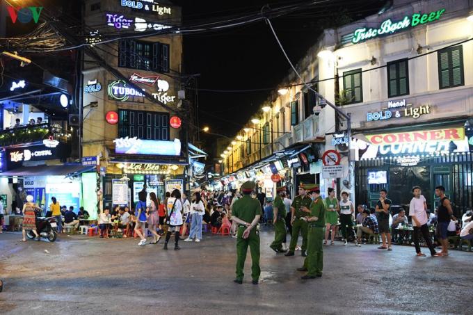 Khu Tạ Hiện cũng bắt đầu đông đúc trở lại. Các hàng quán lề đường hoạt động hết công suất để kịp phục vụ lượng người đến.