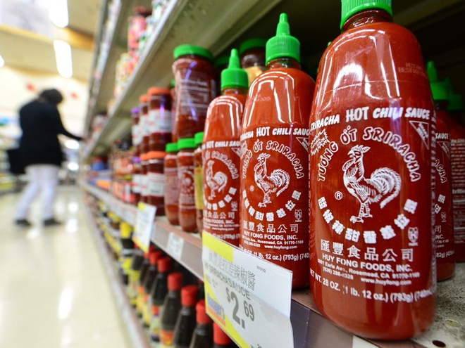 Tương ớt Sriracha hiệu Huy Fong được bày bán rộng rãi.