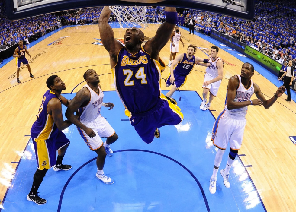 Kobe Bryan ném bóng vào rổ giữa trận đấu với đội Oklahoma City Thunder vào ngày 21/5/2012. Ảnh EPA-FE.