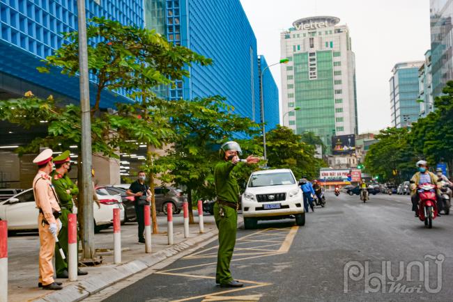 Rất nhiều lực lượng chức năm có mặt đảm bảo trật tự, an ninh cho lễ bàn giao.