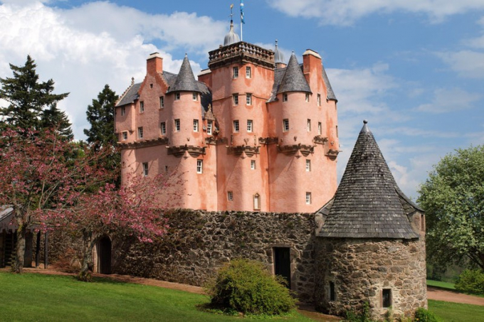 Lâu đài Craigievar, Scotland. Những người yêu thích truyện cổ tích sẽ vui mừng khi đến thăm lâu đài này, nơi được cho là nguồn cảm hứng cho Lâu đài Lọ Lem tại Công viên giải trí Walt Disney. Bạn có thể thực hiện một chuyến tham quan có hướng dẫn bên trong lâu đài hoặc khám phá những khu vườn và những con đường mòn trong rừng xung quanh nó. Lâu đài còn là nơi tổ chức đám cưới, sự kiện và các bữa tiệc riêng tư.