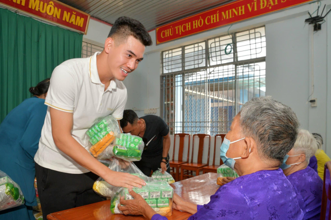 Tiến Linh thường xuyên đi giúp đỡ các hoàn cảnh khó khăn 