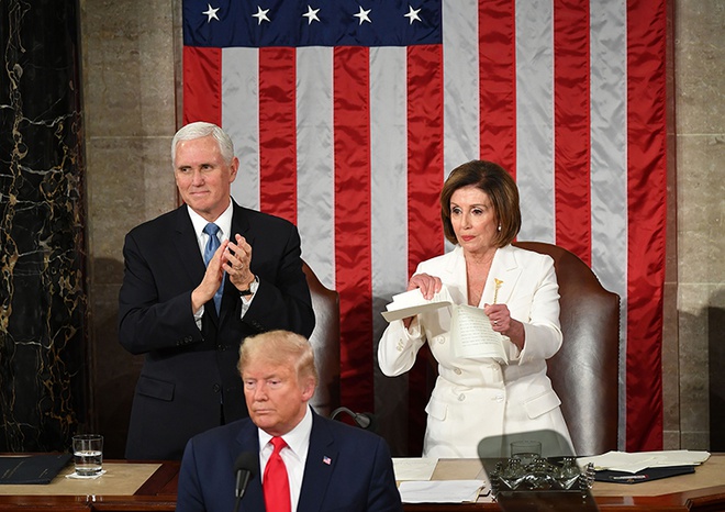 Pelosi xé Thông điệp Liên bang của Trump.