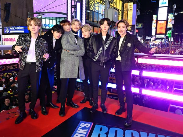 BTS trình diễn tại chương trình đón năm mới tại Mỹ năm 2020 (Ảnh: Lorenzo Bevilaqua/Getty Images).