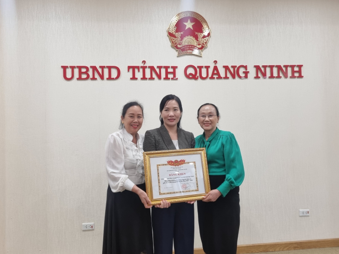 Đồng chí Nguyễn Thị Hạnh, Phó Chủ tịch UBND tỉnh Quảng Ninh trao Bằng khen cho bà Nguyễn Bích Luận, Phó Viện trưởng Viện Công nghệ & Nhân lực Quốc tế, Ủy viên BCH Hội Nữ trí thức Việt Nam, Chi hội trưởng Chi hội Nữ trí thức Quảng Ninh.