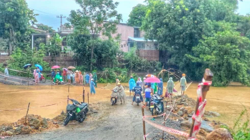  Mưa lũ  khiến nhiều địa phương của huyện Đại Lộc (Quảng Nam) bị chia cắt. Ảnh: báo Thời Đại