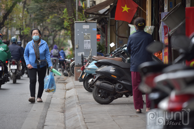 Dọc tuyến đường Thuỵ Khuê, tình trạng lấn chiếm vỉa hè vẫn chưa được xử lý, người đi bộ vẫn phải đi dường lòng đường.