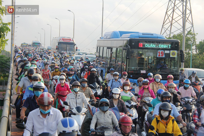 Các phương tiện chen chúc nhau ngày đi làm trở lại. 