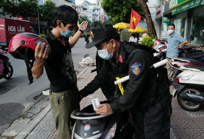   Một người dân cho biết đang trên đường đi uống thuốc theo phác đồ điều trị của ngành y tế. Sau khi cảnh sát kiểm tra thông tin chính xác, người này tiếp tục lưu thông.  