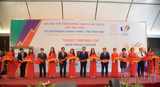 Thứ trưởng Hoàng Đạo Cương, thứ trưởng Phạm Anh Tuấn, ông Đinh Đắc Vĩnh, và các đại diện khác cắt băng khánh thành.