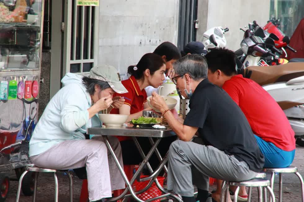 Nhóm khách ăn sáng tại một quán ăn trên đường Trường Sa, quận Phú Nhuận. Các chủ quán đã