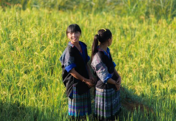   Những cô gái vùng cao trong trang phục dân tộc với nét mặt rạng ngời, tự hào về vẻ đẹp thiên nhiên quê hương.  