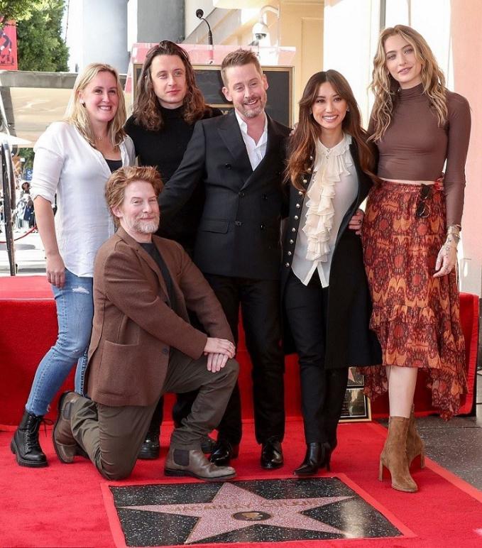 Đến dự lễ vinh danh còn có Catherine O'Hara - mẹ màn ảnh của Macaulay Culkin trong Ở Nhà 1 Mình và Paris Jackson - con gái ruột Michael Jackson kiêm con đỡ đầu của nam diễn viên