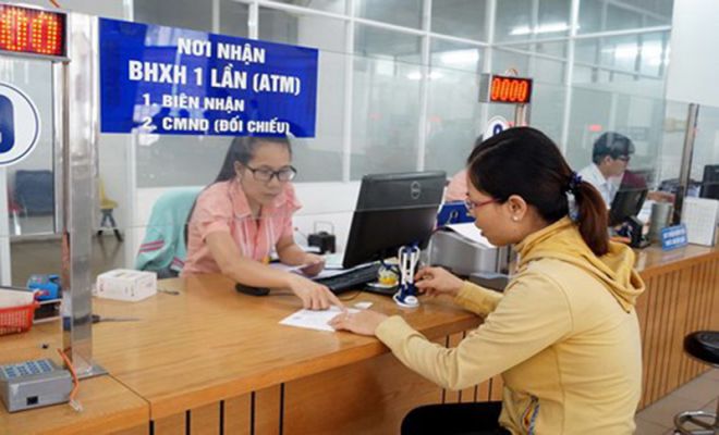 Người dân làm thủ tục nhận BHXH/ Ảnh: CAND.vn