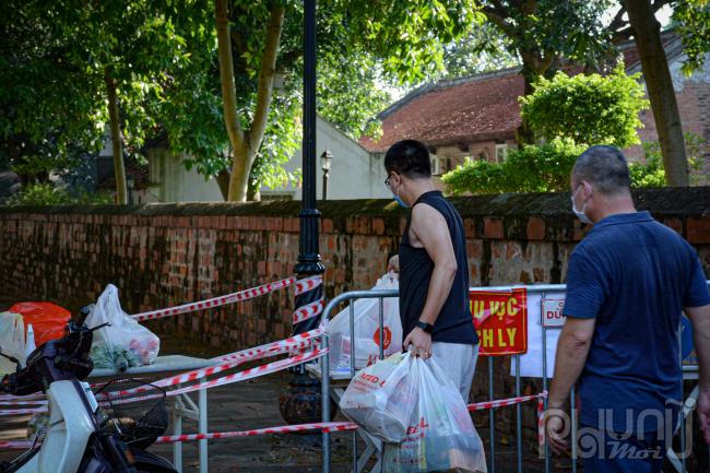 Các loại lương thực, thực phẩm được gửi vào cho người thân tại khu vực cách ly được để riêng một góc.