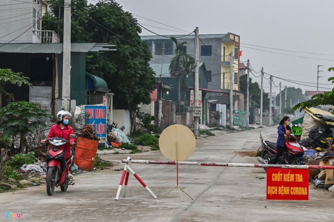 6 thôn khác của xã Sơn Lôi như Ái Văn, An Lão, Bá Cầu, Lương Câu, Ngọc Bảo, Nhân Nghĩa cũng được lực lượng chức năng lập chốt nhằm kiểm soát lượng người và xe ra vào.