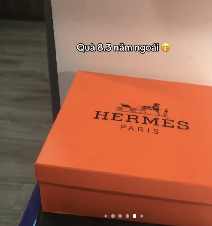 Cô nàng tặng túi cho gia sư ngày 8/3