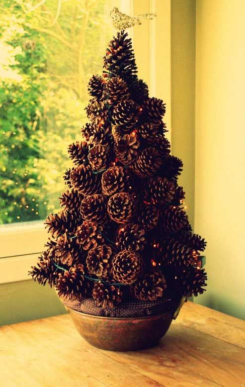 Làm cây Noel từ quả thông khô. Nguồn: Pinterest.com