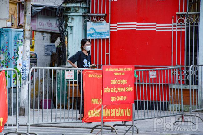 Người dân sống trong khu vực phong toả đừng phía trong giào chẵn khoảng cách chờ đơn hàng online giao đến