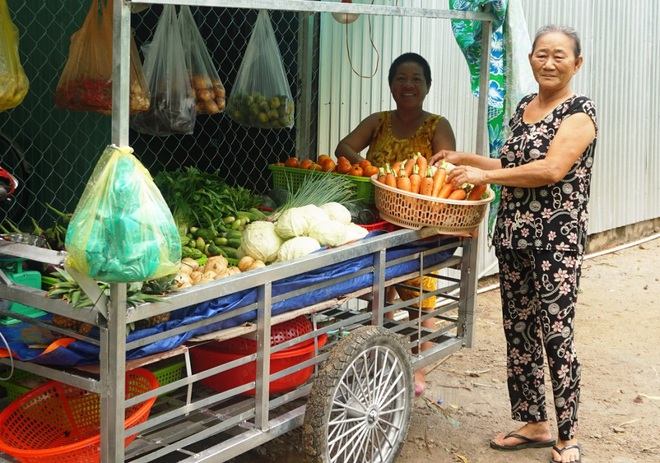   Chị Tiền (trái) và anh Kiên đi làm gần nhà để có thời gian chăm sóc anh Bé Hai.  