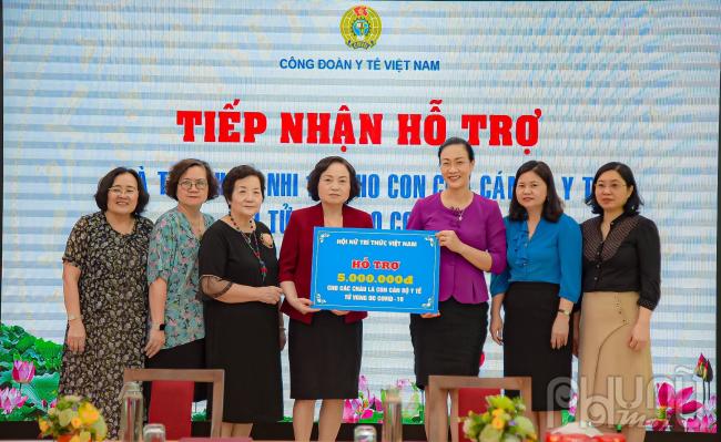 Hội Nữ trí thức Việt Nam hỗ trợ 5 triệu đồng tới các cháu, con của cán bộ ngành y tử vong vì Covid-19, PGS.TS Phạm Thanh Bình, Chủ tịch Công đoàn Y tế Việt Nam tiếp nhận Hỗ trợ